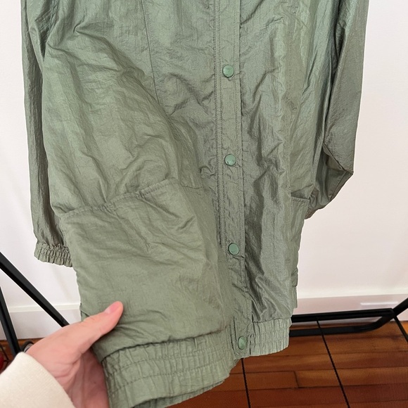 Vintage 90s sage green nylon rain jacket with button detailing. Size L - Picture 3 of 6